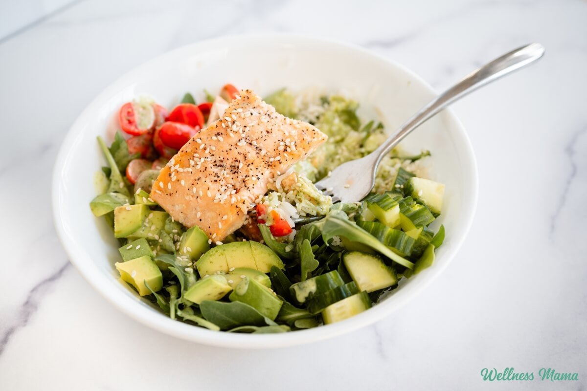 Tazones de salmón con aderezo de cilantro y limón